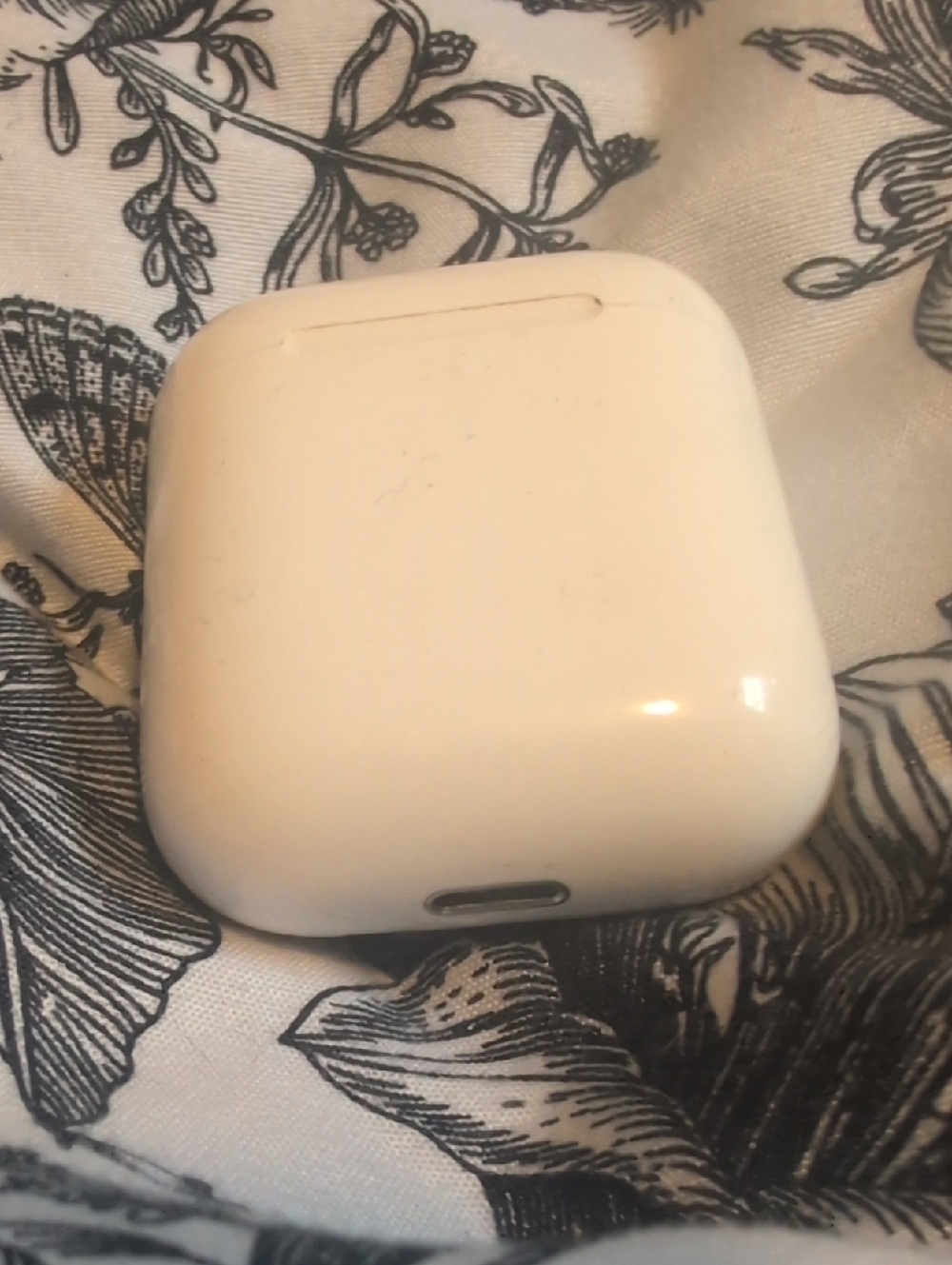 Apple White Airpods Second Generation Headphones With Charging Case - Picture 3 of 7